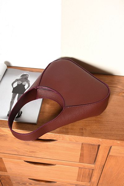 ESTUTE Quality Stylish Designed Women's Baguette Bag