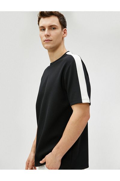 Koton T-Shirt mit Rundhalsausschnitt, kurzen Ärmeln und detailliertem Streifendruck