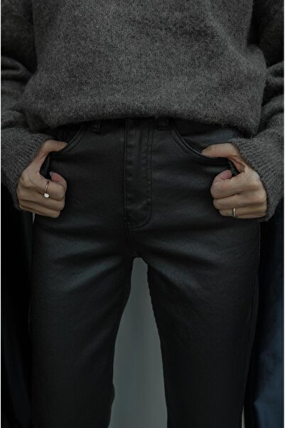 Havoş Černý voskovaný střih Mom Jean