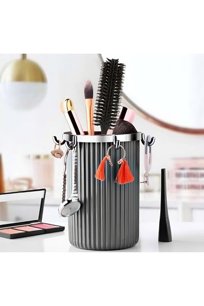 Eminem منظم المجوهرات والمكياج من لو باريس