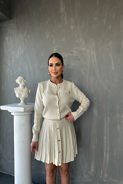 LİLA İSTANBUL Set de tricotaje cu nasturi cu fustă plisată cu gât turnu