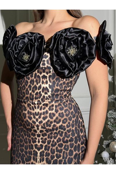 1Moda1Tarz Γυναικείο Leopard Imported Scauba Fabric Carmen γιακάς Ροζ Λεπτομερές φόρεμα με λεπτομέρεια με σχισμή πλάτη με επένδυση