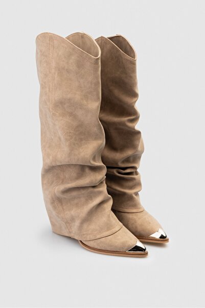 NİŞANTAŞI SHOES Velva Bej Mat Deri Burun Demir Detay Körüklü Kadın Topuklu Western Çizme