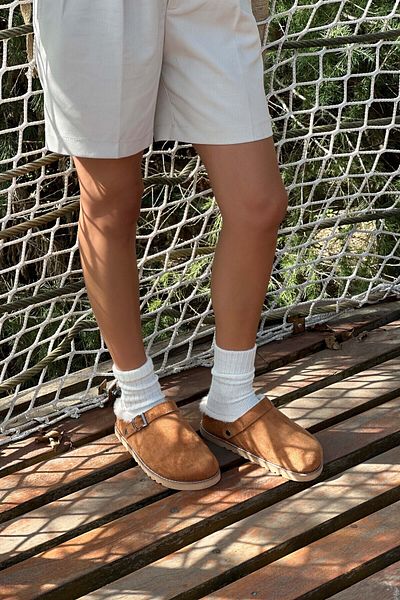 NİŞANTAŞI SHOES Dámské domácí pantofle Glady Tan Suede s kožešinovou podšívkou na ploché podrážce