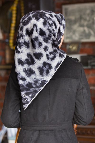 Vissona وشاح أبيض أسود بطبعة جلد الفهد - 100% Twill، 90x90، مخيط يدويًا