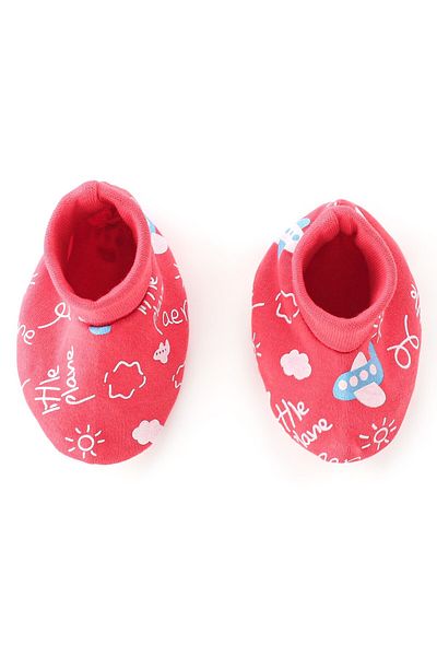 Babyhug طقم قفازات وحذاء من Babyhug مصنوع من القطن بنسبة 100% بطبعة طائرة ونص - أحمر