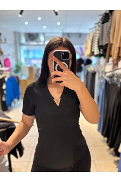 TRENDBUTİK V Demir Detaylı Siyah Kısa Kollu Triko Likralı Bluz