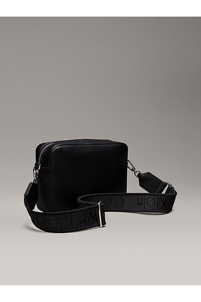 Calvin Klein Dámská podšitá černá taška přes rameno s nastavitelným popruhem a obdélníkovým designem K60K 613084 -BEH