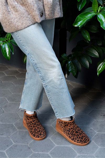 NİŞANTAŞI SHOES Mini Tan gemusterte Damenstiefel aus echtem Wildleder mit flacher Sohle und Fell innen