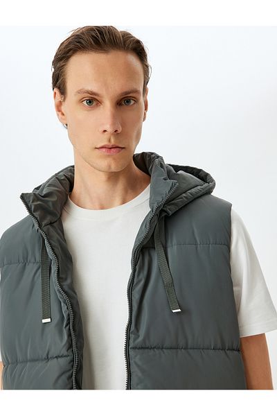 Koton Φουσκωτό γιλέκο με κουκούλα Slim Fit με λεπτομέρεια τσέπης με φερμουάρ