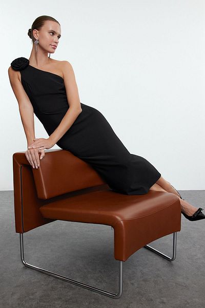 Trendyol Collection Detail černé růže Tkané midi šaty s jedním rukávem Tpraw25El00078