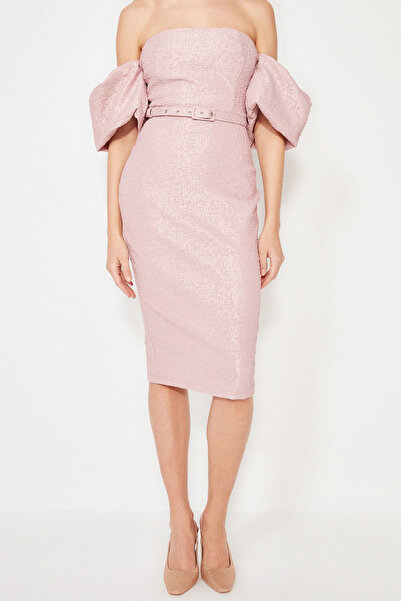 Trendyol Collection Růžové tkané elegantní večerní šaty s podšívkou na pásku a texturou TPRSS19FZ0335