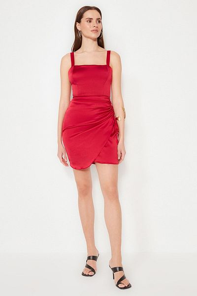 Trendyol Collection Burgunderrotes Abendkleid aus Satin – kurz, elegant und mit Kordelzug, TPRSS21EL2287
