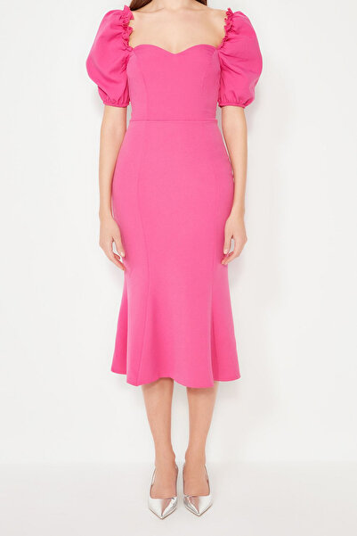 Trendyol Collection Fuchsiafarbenes, gewebtes Abendkleid mit Kragendetail, Nachtabendkleid TPRSS21EL0053