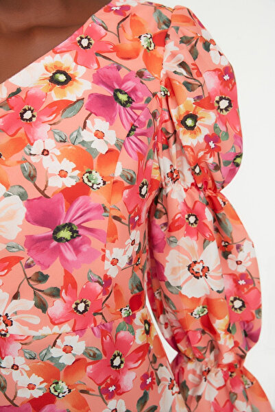 Trendyol Collection Oranžové přiléhavé lemování květinovým vzorem popelínové krátké večerní šaty promoce TPRSS22EL1280