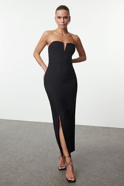 Trendyol Collection Μαύρο σώμα που εφαρμόζει στράπλες, κομψό μίντι βραδινό φόρεμα TPRAW25EL00056