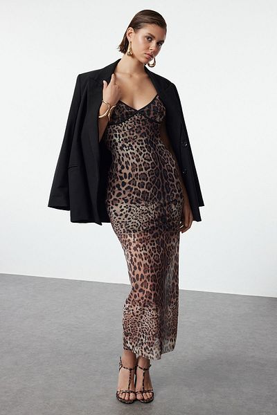 Trendyol Collection Hnědé přiléhavé leopardí vzorované tylové tkané večerní šaty Noční šaty TPRSS24EL00292