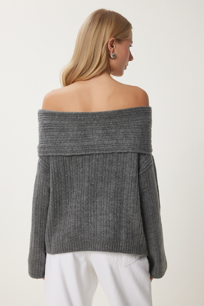 Happiness İstanbul Kadın Antrasit Madonna Yaka Triko Kazak PF00049