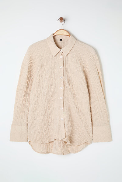 Trendyol Curve Μπεζ πουκάμισο μεγάλου μεγέθους - Κανονική εφαρμογή, υφή γιακά, ελαστικό πλεκτό TBBSS25AX00000