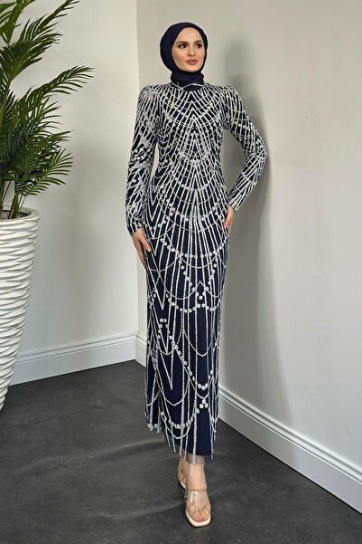 MERVEN AKYÜZ فستان سهرة مزين بالترتر باللون الأزرق الداكن من Zayne