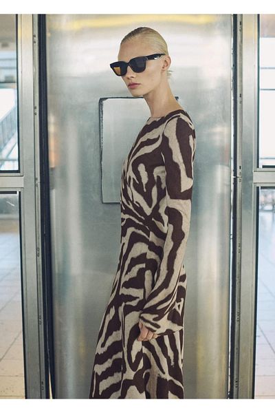 MANGO Woman Detailní šaty se vzorem Zebra