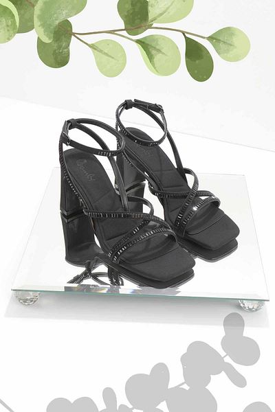 Bambi Klassische Damenschuhe mit Absatz aus mattschwarzem Satin K 05209603538