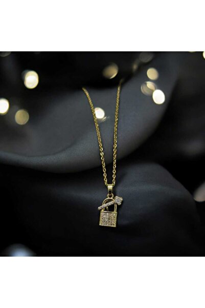 feyza collection القفل - قلادة من الفولاذ الذهبي المقاوم للتشوه مع شكل مفتاح وحجر الزركون 316L