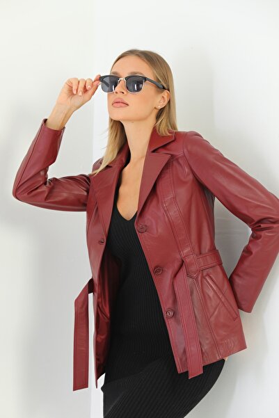 Basics&More سترة نسائية من الجلد باللون العنابي مع تفاصيل حزام-B2228