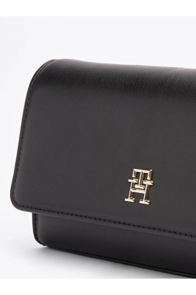 Tommy Hilfiger Dámská kožená černá taška přes rameno s řetízkovým popruhem a logem značky AW0AW16891-BDS