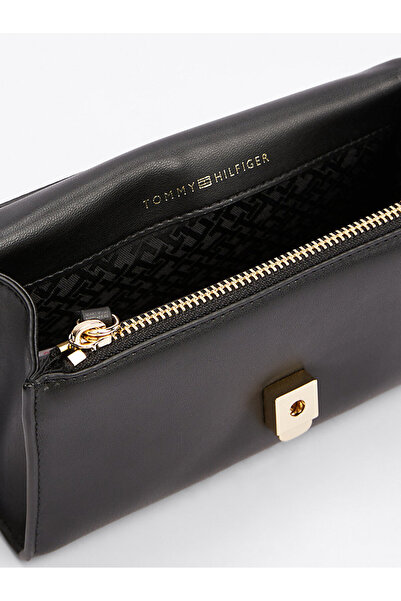 Tommy Hilfiger Dámská kožená černá taška přes rameno s řetízkovým popruhem a logem značky AW0AW16891-BDS