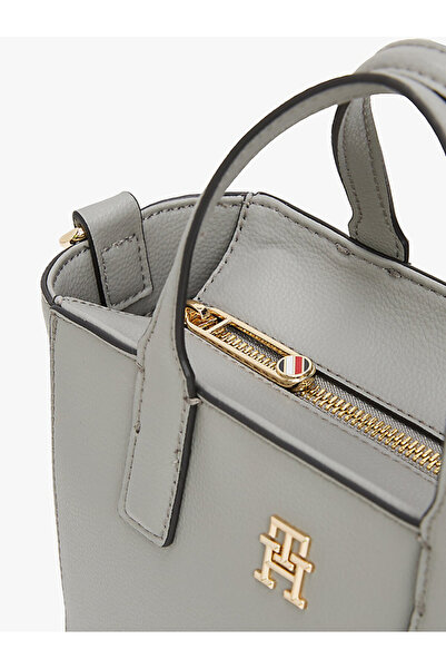 Tommy Hilfiger Šedá kožená taška přes rameno – tlustý popruh a detail loga AW0AW16907-PRY