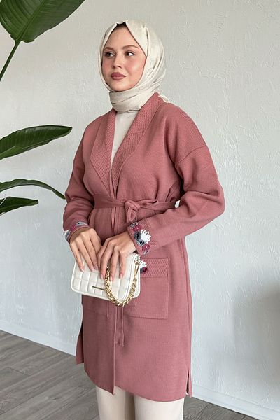 InStyle سترة محبوكة باللون الوردي المغبر مع تطريز جيوب وأكمام