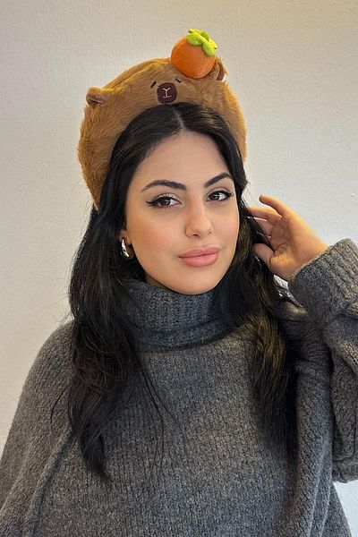 TAKIŞTIR تاج قطيفة على شكل دمية دب بني مع تفاصيل الخوخ
