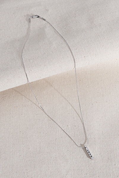 Genel Markalar İnce Zincirli Love Yazılı Gümüş Renk Kolye