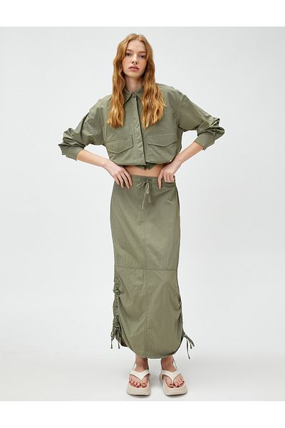 Koton Crop-Shirt mit langen Ärmeln und Taschen, detailliertem, geknöpftem elastischem Bund