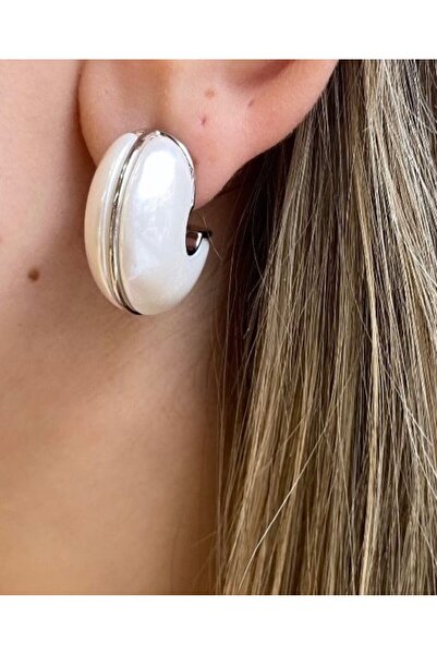 AKSESUARIM نموذج نصف حلقة بتفاصيل لؤلؤية، أقراط أنيقة وأنيقة