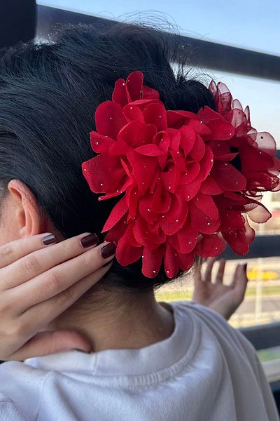 TAKIŞTIR مشبك مزلاج بتفاصيل حجرية على شكل زهرة باللون الأحمر