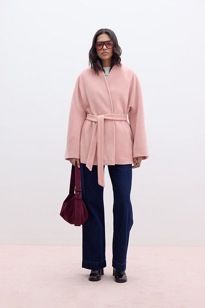Manuka Stamp Coat - styl kimono i kolor pudrowy