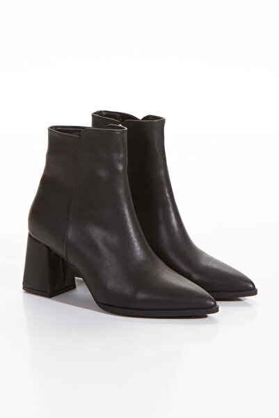 ÜNAL ÖZER Kadın Siyah Cilt Sivri Burun Kalın Topuklu Bot Un001-0130