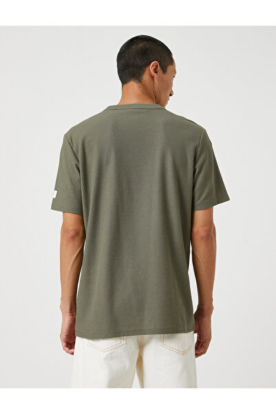 Koton Základní texturované tričko s krátkým rukávem a výstřihem