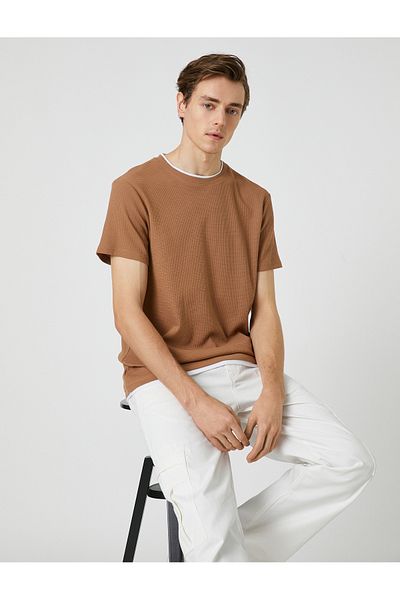 Koton Basic-T-Shirt aus Webstoff, Rundhalsausschnitt, kurze Ärmel, schmale Passform