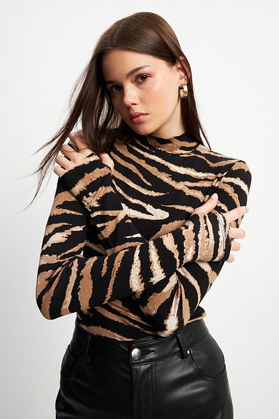 Bipantolon Body de damă Camel Tie Dye cu model orizontal cu detaliu pentru degete