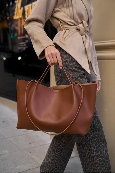 Madamra Hellbraune Damen-Tragetasche mit Schnalle