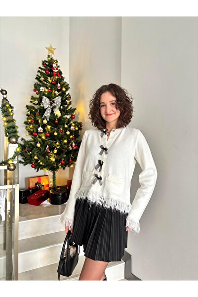 Butik Siyah Kurdele Detaylı Püsküllü Ekru Hırka