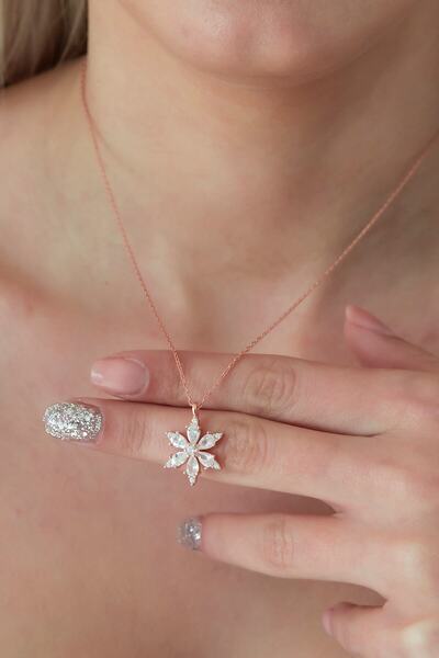 Nereze Kadın 925 Ayar Beyaz Taşlı Çiçek Gümüş Kolye