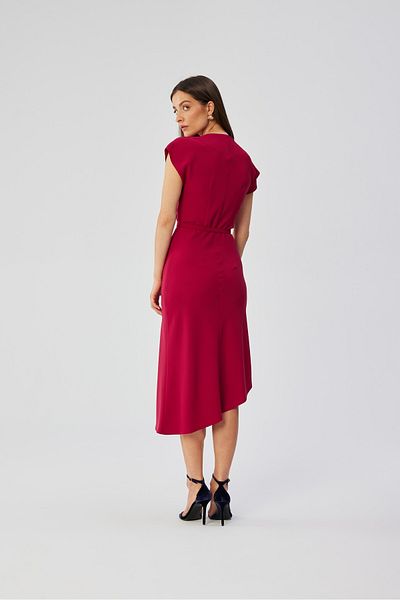 Stylove O rochie asimetrică cu un decolteu în stil apă