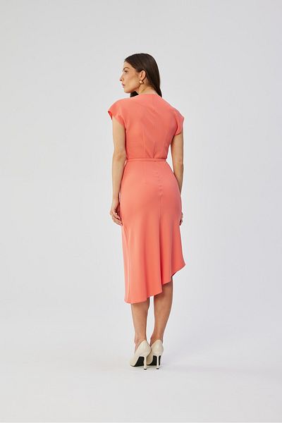 Stylove O rochie asimetrică cu un decolteu în stil apă