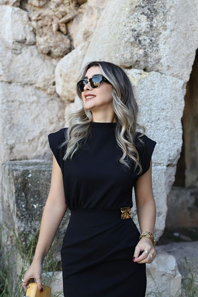 bytugcekaya Μαύρο φόρεμα με χρυσή αγκράφα με μηδενικό μανίκι