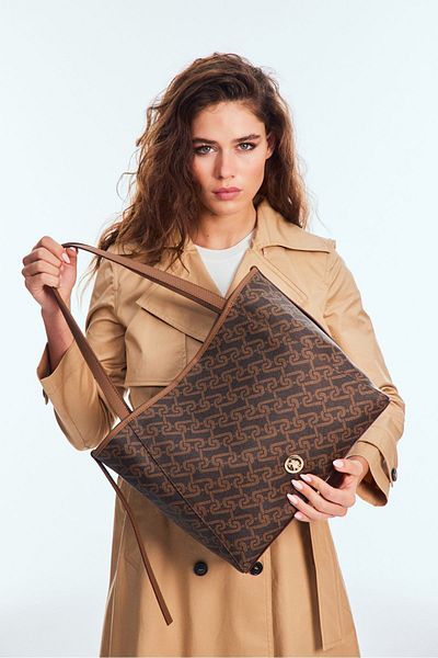 U.S. Polo Assn. حقيبة كتف نسائية بني - US24518