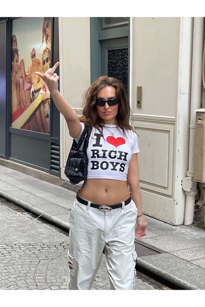 1blood بلوزة بيضاء I Love Rich للأولاد بتفاصيل مكتوبة باللون الأسود